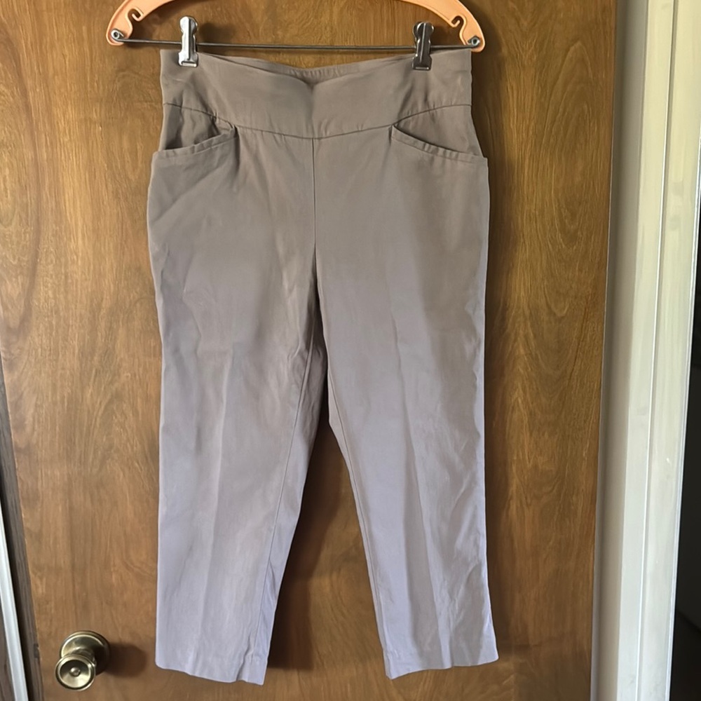 Chico's Gray Ankle Cropped Pants Classic Style fabulously slimming